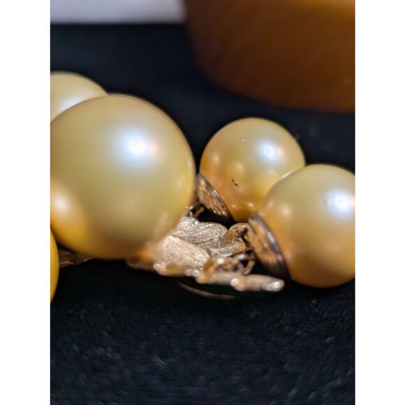 Vintage Rare LISA SCHALLERT Golden Faux Pearl Nouveau Articulated Grapes Brooch - Picture 4 of 12